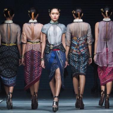 6 Kain Tenun Yang Memukau Cocok Untuk Dress Kombinasi