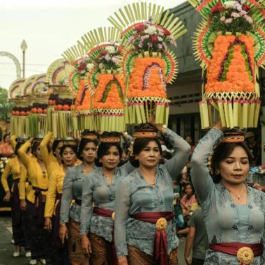 Seragaman untuk Ibu-Ibu PKK: Tampil Cetar Menggunakan Kamen Endek Bali