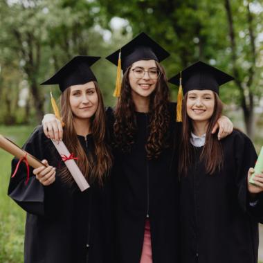 Kamen Elegan dan Cantik dari Nusa Penida: Tenun Cepuk Cocok untuk Acara Wisuda