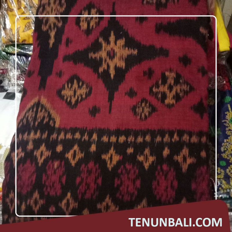 Kain Tenun Endek Dengan Motif Rembang Warna Merah